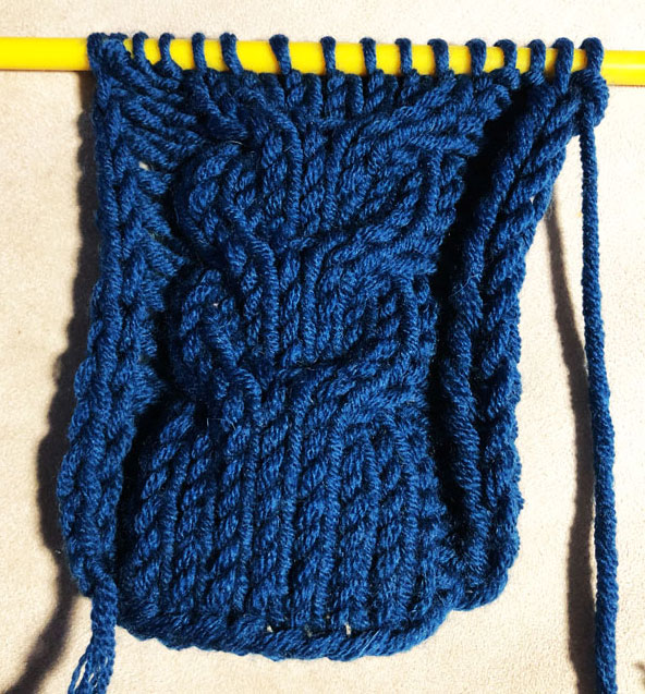 Gestricktes Stirnband mit Zöpfen