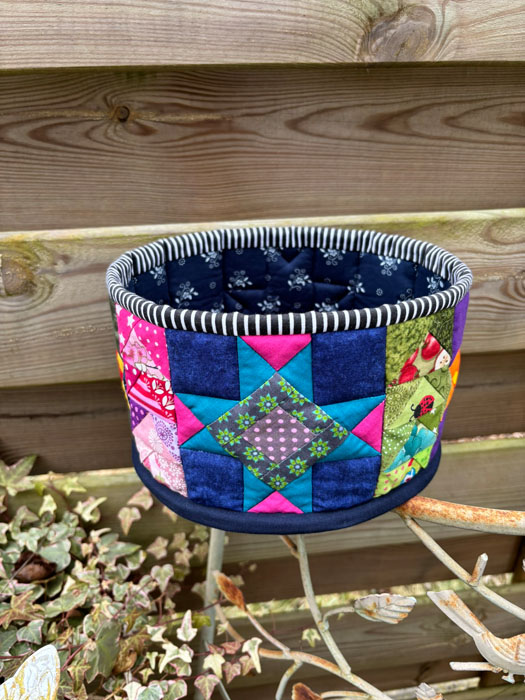 Rundes Körbchen mit türkisem Stern