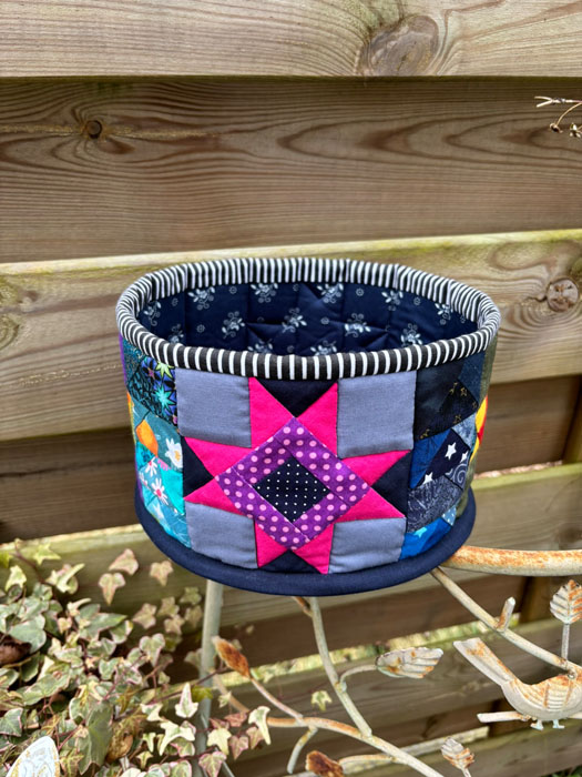 Rundes Körbchen mit pinkem Stern